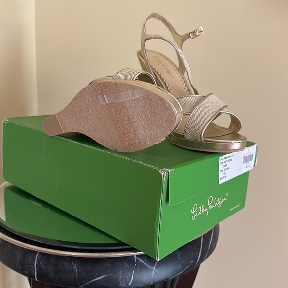 Lilly Pulitzer gold sandal size 9 1/2 - Picture 2 of 3